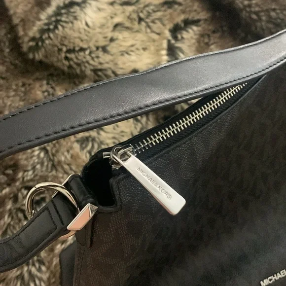 Michael Kors Signature Black/Grey Shoulder Bag - Picture 2 of 9